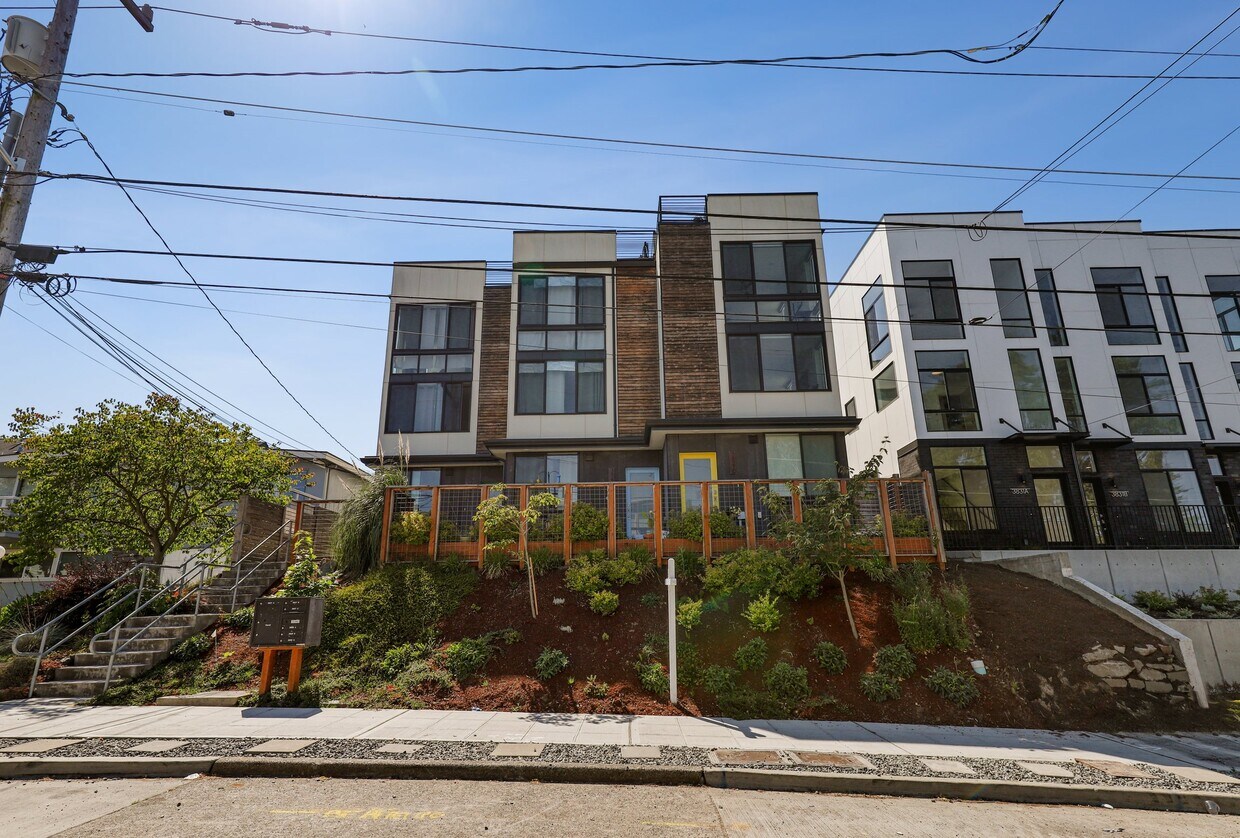 Foto principal - 3829 23rd Ave W