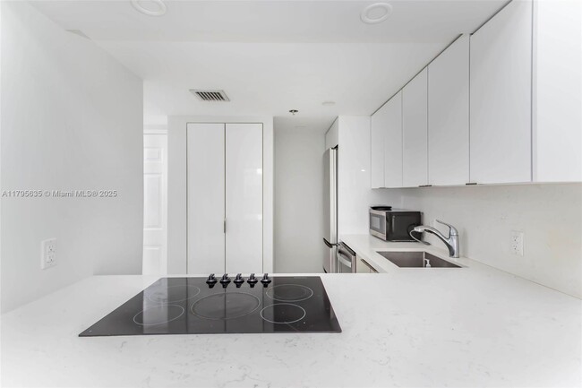 Foto del edificio - 540 Brickell Key Dr