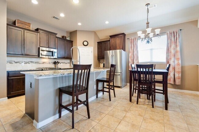 Foto del edificio - 3 Bedroom, 3 Bathroom with a Study in Northwest Austin!!!