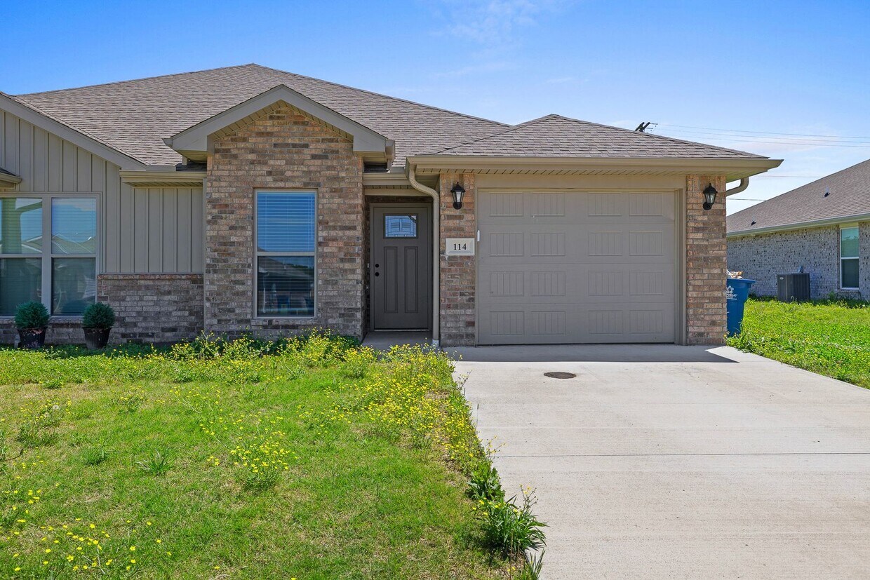 Primary Photo - Cozy 3 Bedroom Duplex Available Now