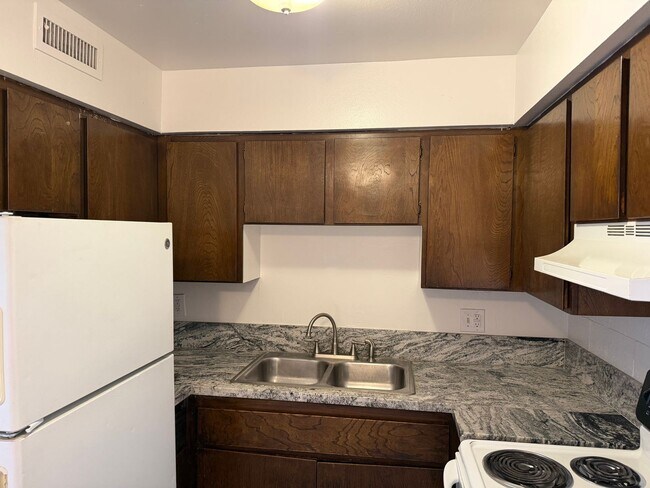 Building Photo - 595 S Royal Crest Cir