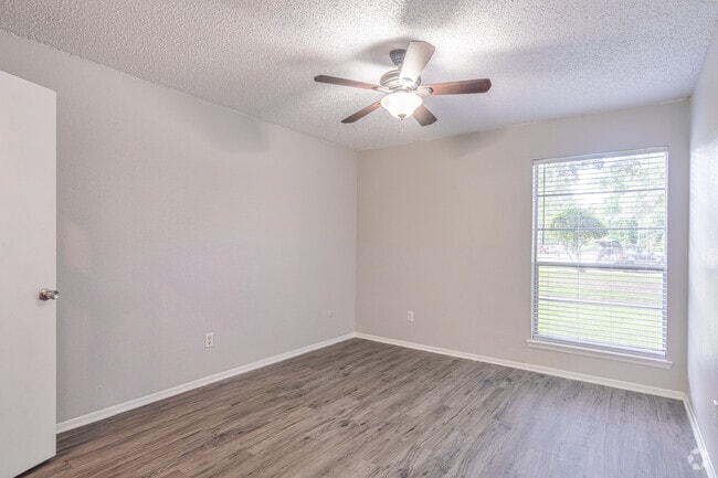 2BR, 1BA - 929SF - Trails on Treadway Apartments - NEW