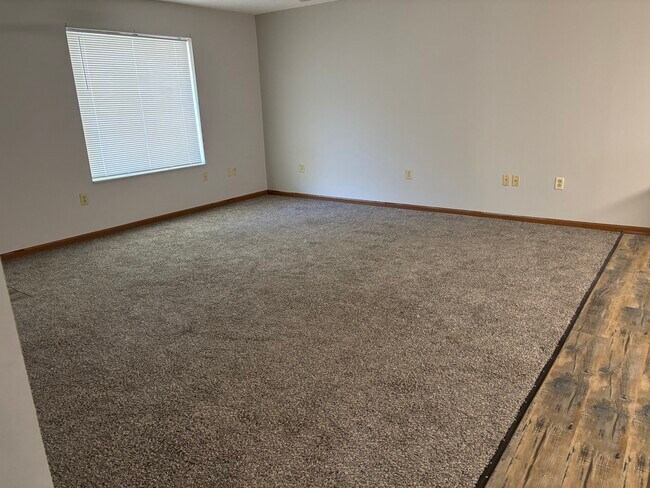 Foto del edificio - 4937 N River Rd