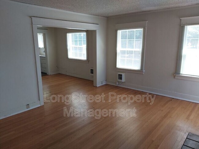 Foto del edificio - 205 NW Kings Blvd