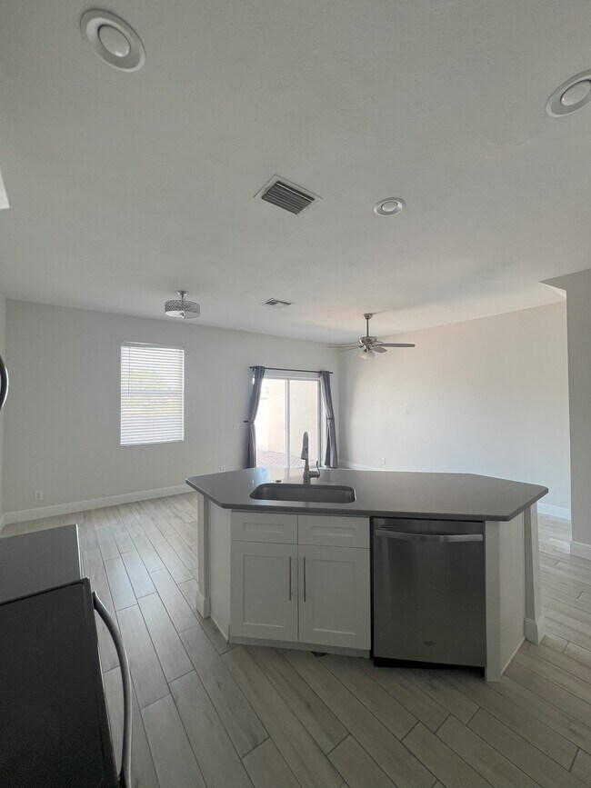 Photo - 563 Shoreham Ct NE House