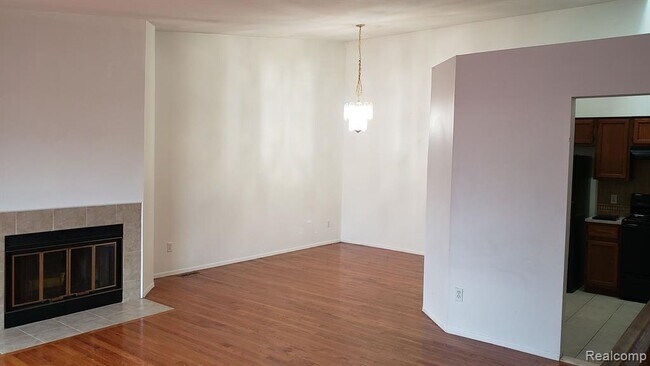 Building Photo - 38825 Country Cir