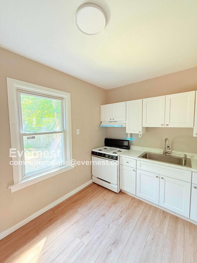 Foto del edificio - 3 Bed/1 Bath Home / Pet-Friendly / Available Now!