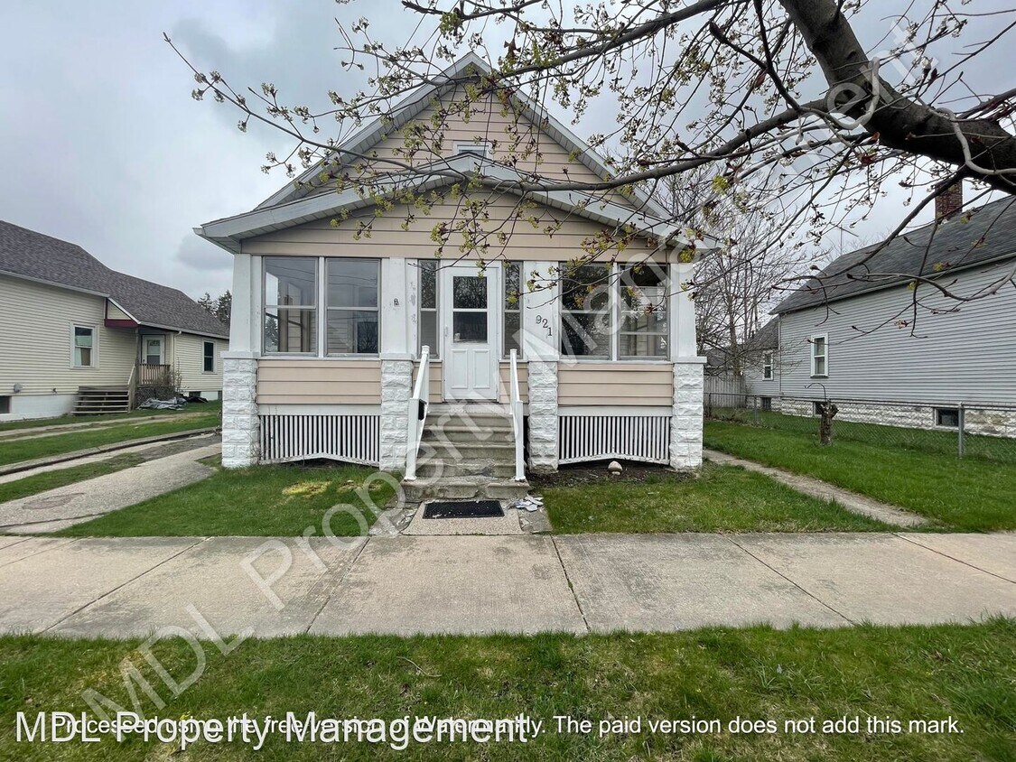 921 S Van Buren St, Bay City, MI 48708 House Rental in Bay City, MI