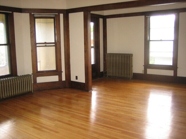 Building Photo - 547 Grand Hl