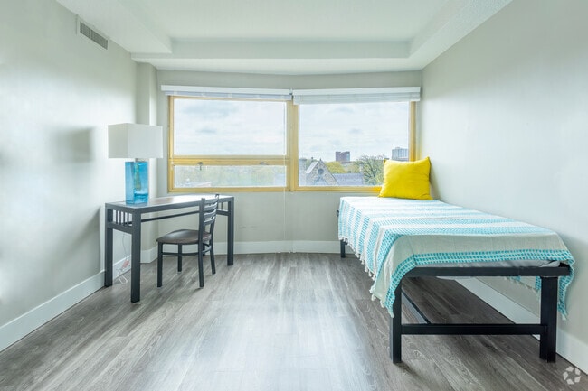 1 BR, 1 BA - 650 SF - 400 Maynard