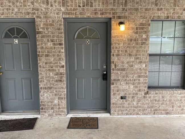 Building Photo - 2 Bed/1 Bath in Pleasanton, TX