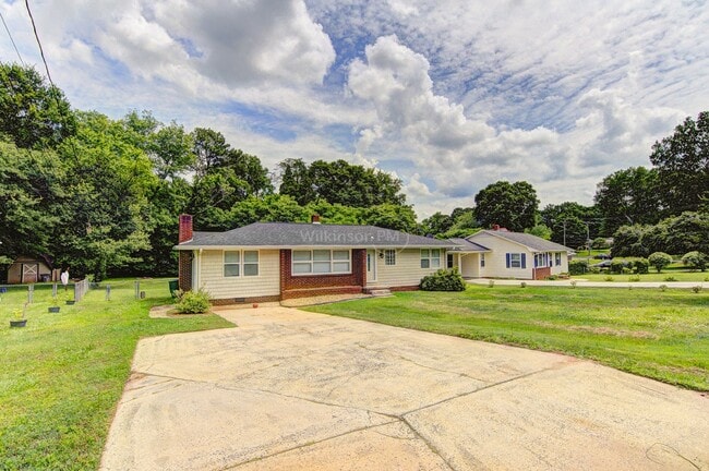Building Photo - Charming 3BD/1.5BTH Ranch Home with Fenced...