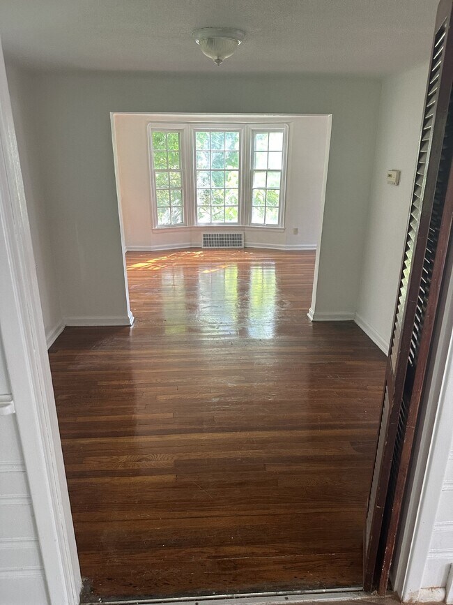 Building Photo - 3 Bedroom 1 Bath in East Cleveland