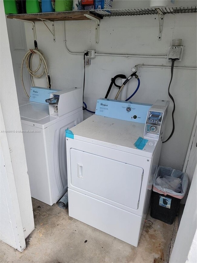 Foto del edificio - 3433 SW 12th St