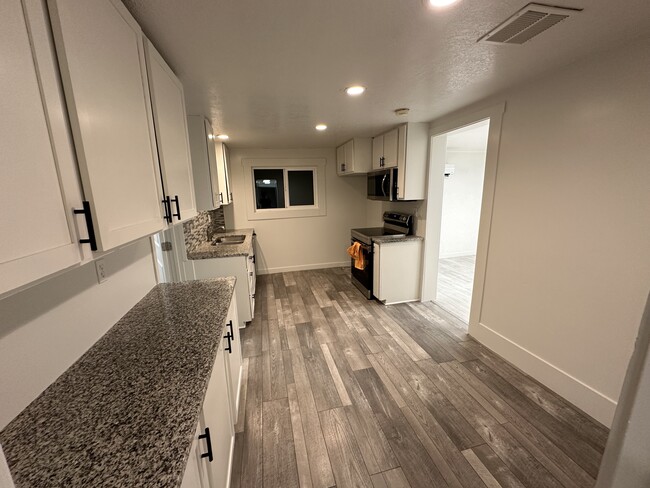 Building Photo - 70 E 400 S