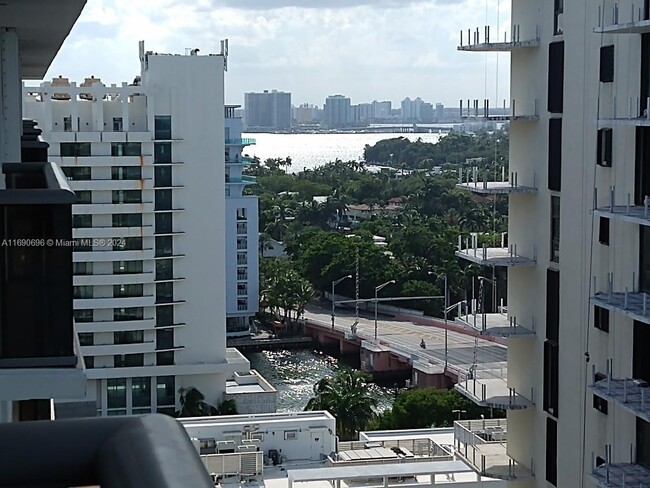 Foto del edificio - 6039 Collins Ave