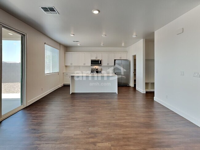 Foto del edificio - 17149 W Lawrence Ln