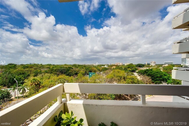 Foto del edificio - 2 br, 2 bath  - 2500 Brickell Ave Apt 707