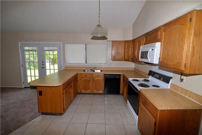 Building Photo - Spacious 3 Bedroom Home Near Town East Mal...