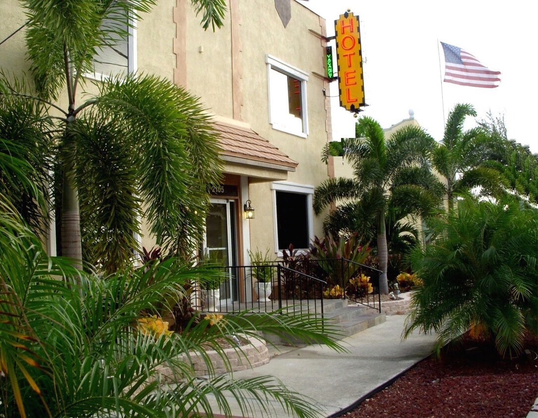 Hotel in Upscale Neighborhood - 2105 W Bristol Ave