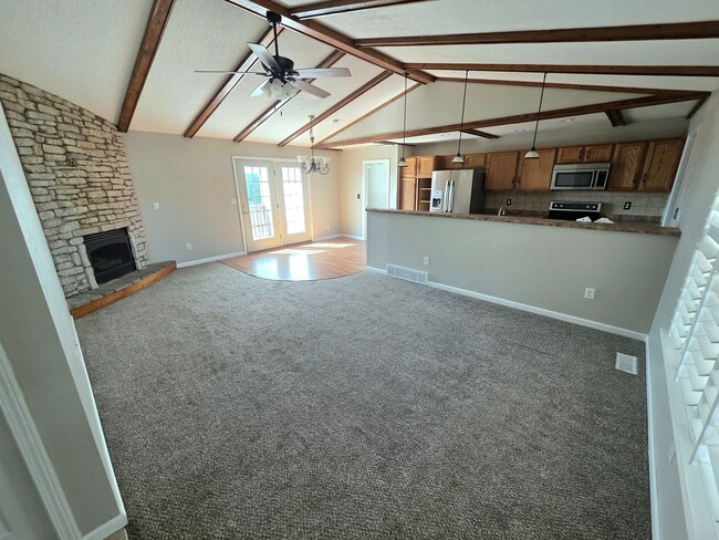 Building Photo - Large 4 Bed / 3 Bath House in Residential ...
