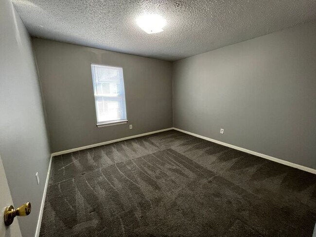 Building Photo - Nice Townhome in Park Hill Schools!