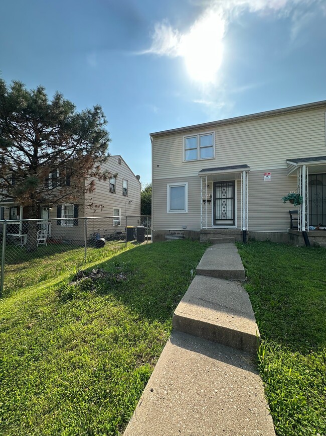 Building Photo - 530 Chelsea Ave