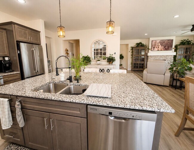 Foto del edificio - For rent in Colorado Springs 4 BR, 3 Car Garage, in District 20