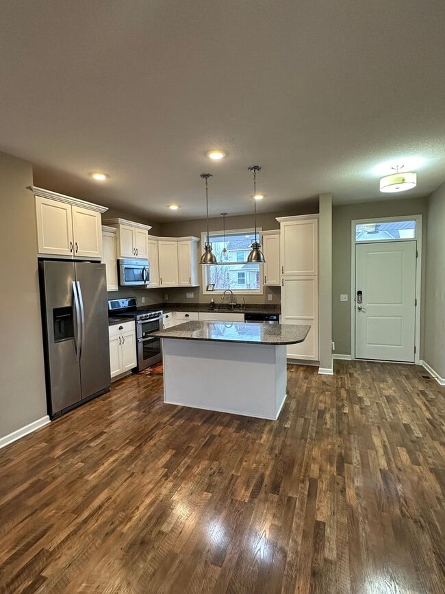 Foto del edificio - Beautiful 3 bed 3 bath home in the heart of Eden prairie!