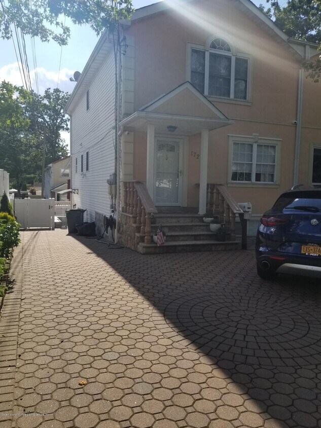 Primary Photo - 172 Giffords Ln