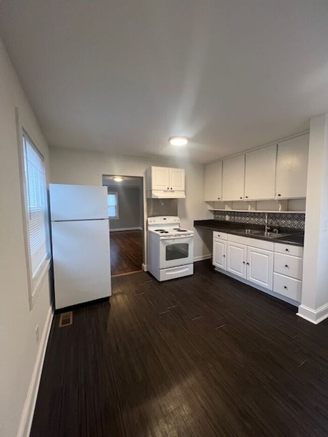 Building Photo - Spacious 2 Bedroom 1 Bathroom Home In The ...