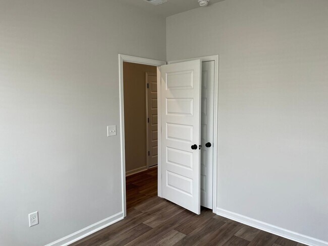 Building Photo - 2114 Northwest Dr