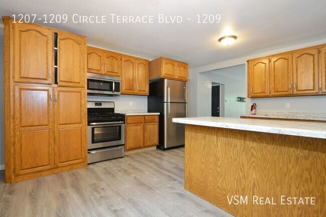 Building Photo - Available NOW! Upper Level 4 Bed / 2 Bath ...