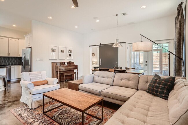 Foto del edificio - Home for Lease In East Downtown Austin Holly District