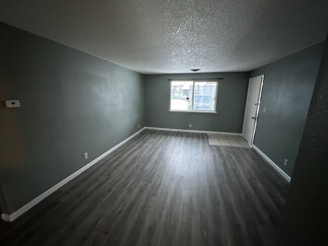 Foto del edificio - 4185 Bristol Court #D