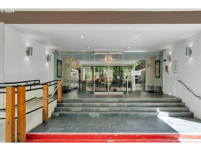 Foto del edificio - Modern 1Bd1Ba SW Corner Condo with some Ci...