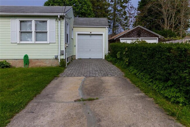 Foto del edificio - 33 Renfrew Ave