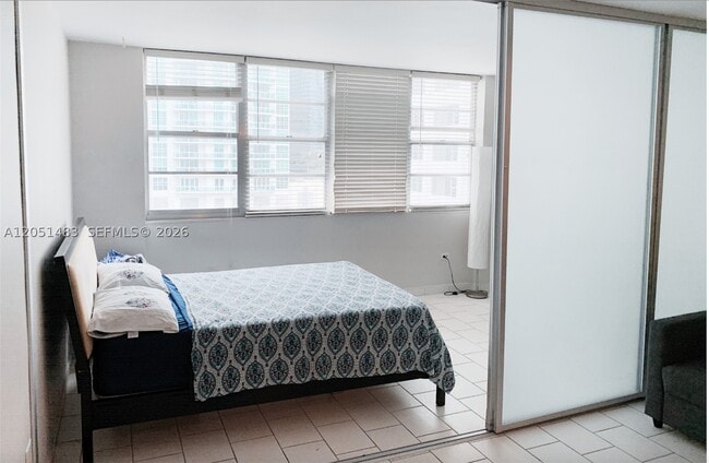 Building Photo - 905 Brickell Bay Dr