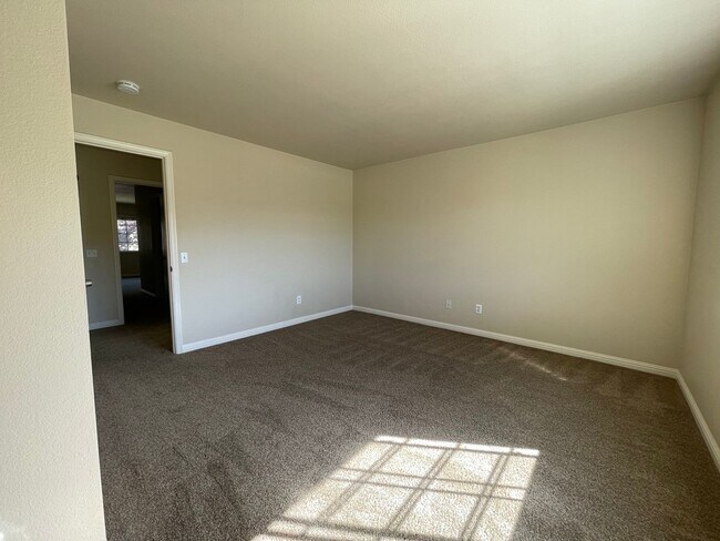 Foto del edificio - Downstairs 2 Bedroom 2 Bath Apartment with...