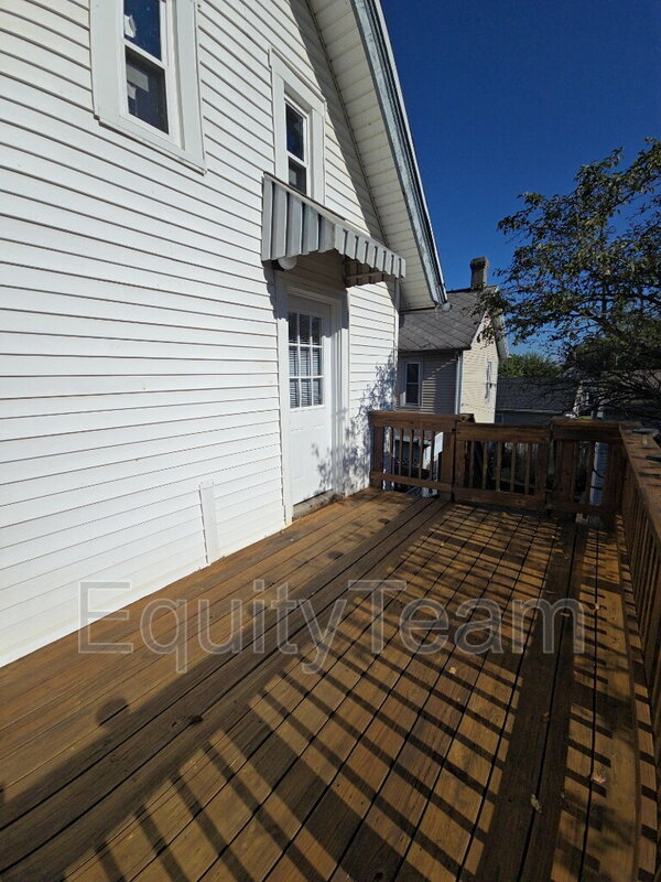 Building Photo - 128 N River St