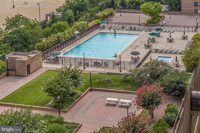 Foto del edificio - 3709 S George Mason Dr