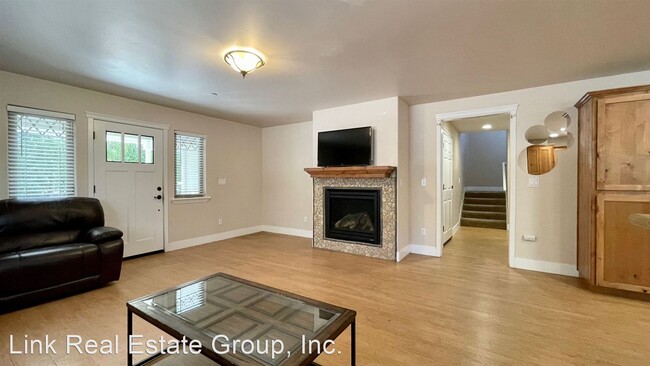 Building Photo - 5 br, 2.5 bath House - 245 East Foothill B...