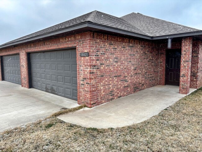 Foto del edificio - 3br 2ba duplex with 2 car garage!!