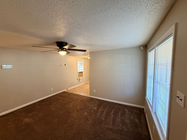 Building Photo - 2 Bedroom 1 Bath Home