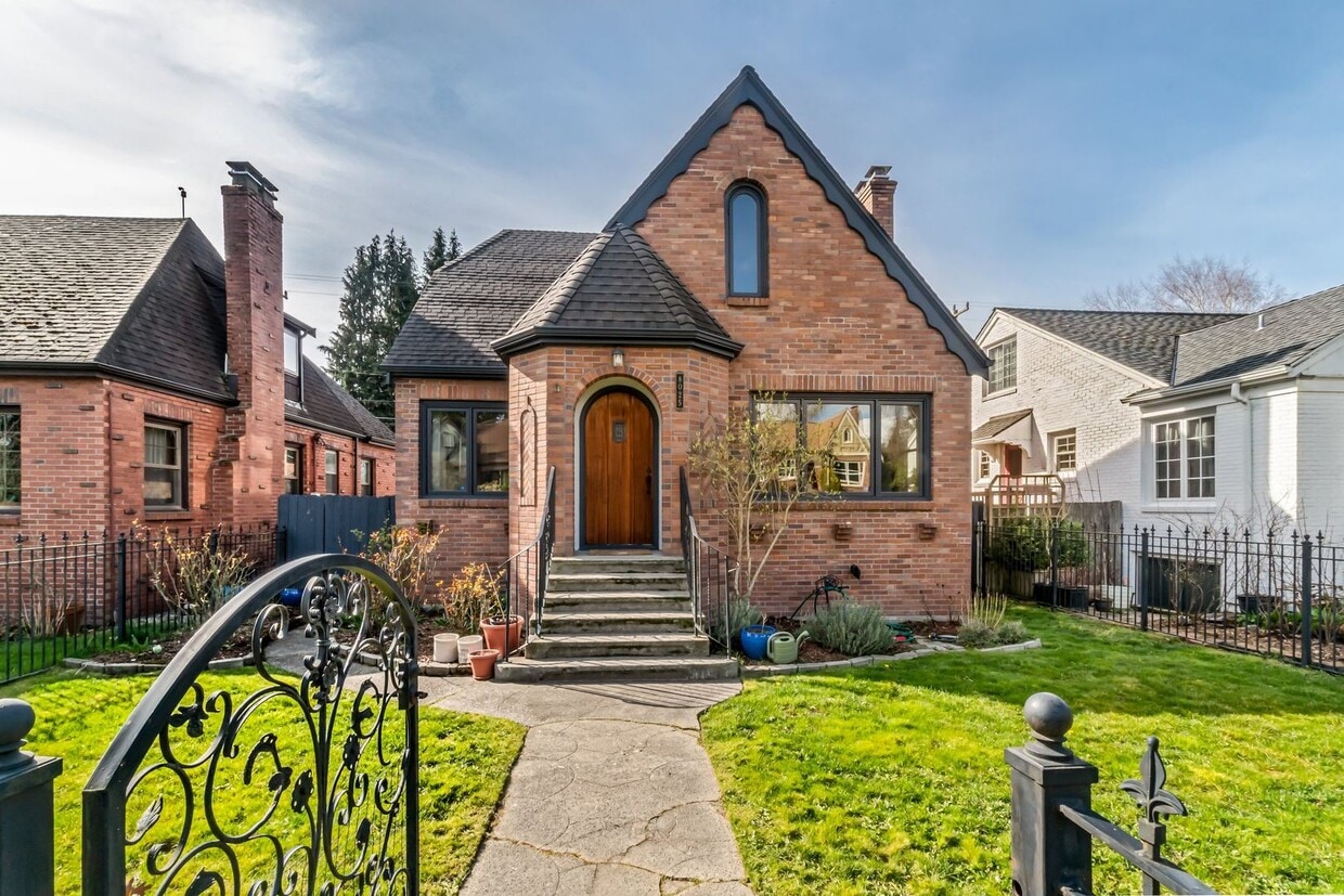 Beautiful 4 Bedroom Ballard House! House Rental in Seattle, WA