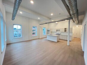 Building Photo - 141 Christopher Columbus Dr