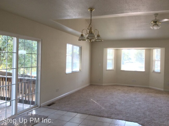 Building Photo - 19468 Hillsdale Dr