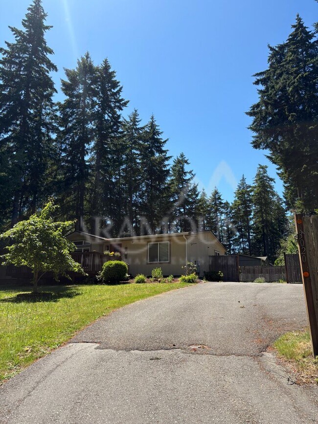 Building Photo - Spacious 3 Bedroom 2 Bathroom with yard space!