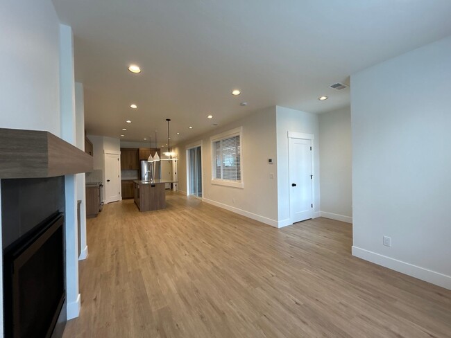 Foto del edificio - 3 Bedroom / 2.5 Bathroom Townhome in SE Bend