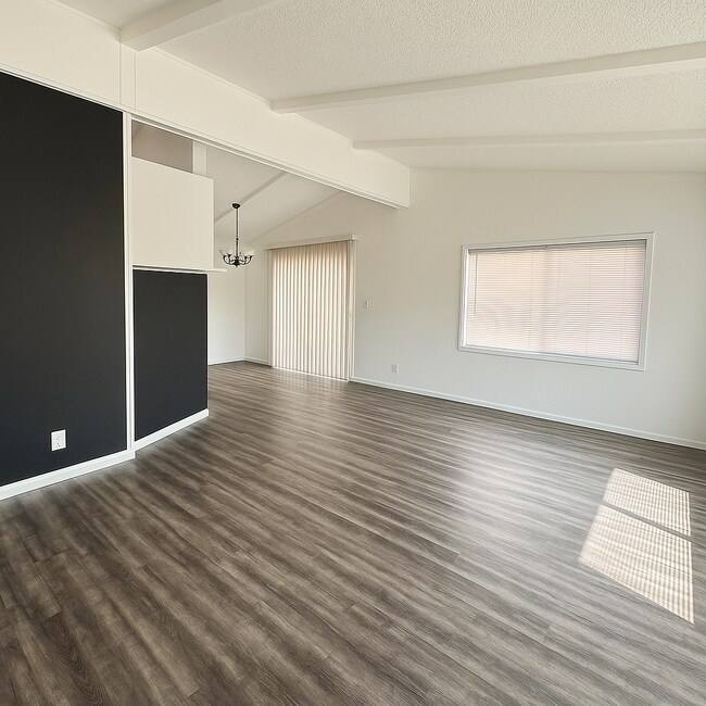 Foto del edificio - 24425 Woolsey Canyon Rd
